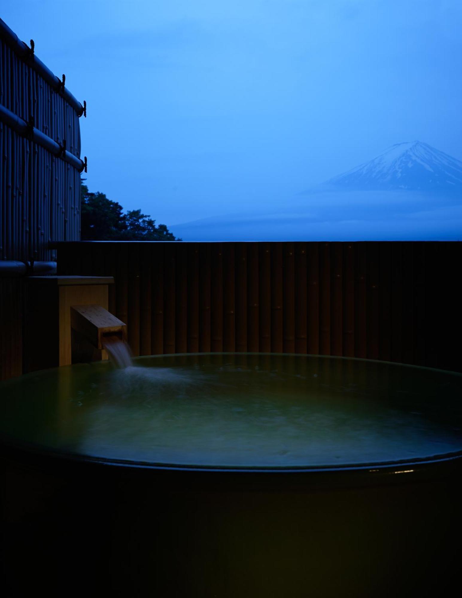 Hotel Fujikawaguchiko Onsen Konanso Pokój zdjęcie A view of Mount Fuji from a traditional onsen