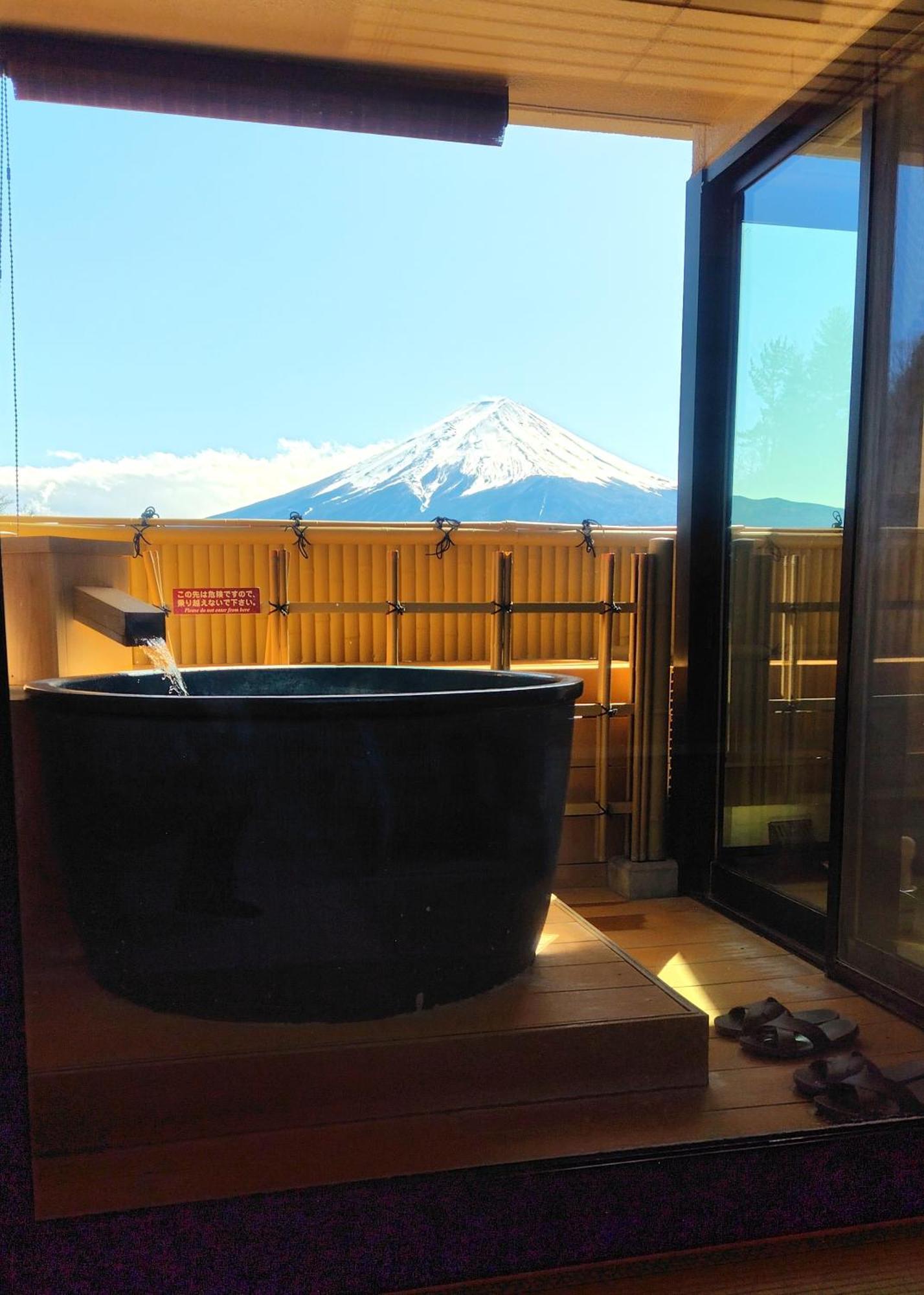 Hotel Fujikawaguchiko Onsen Konanso Zewnętrze zdjęcie A view of Mount Fuji from a private onsen