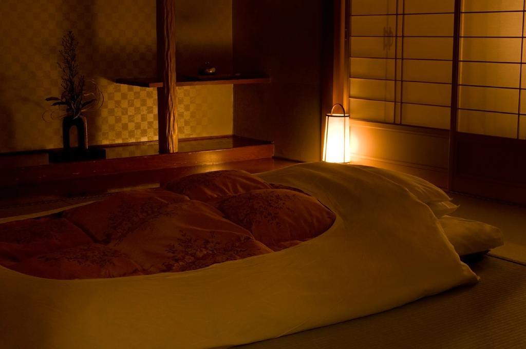 Hotel Fujikawaguchiko Onsen Konanso Zewnętrze zdjęcie A traditional Japanese room with a kotatsu