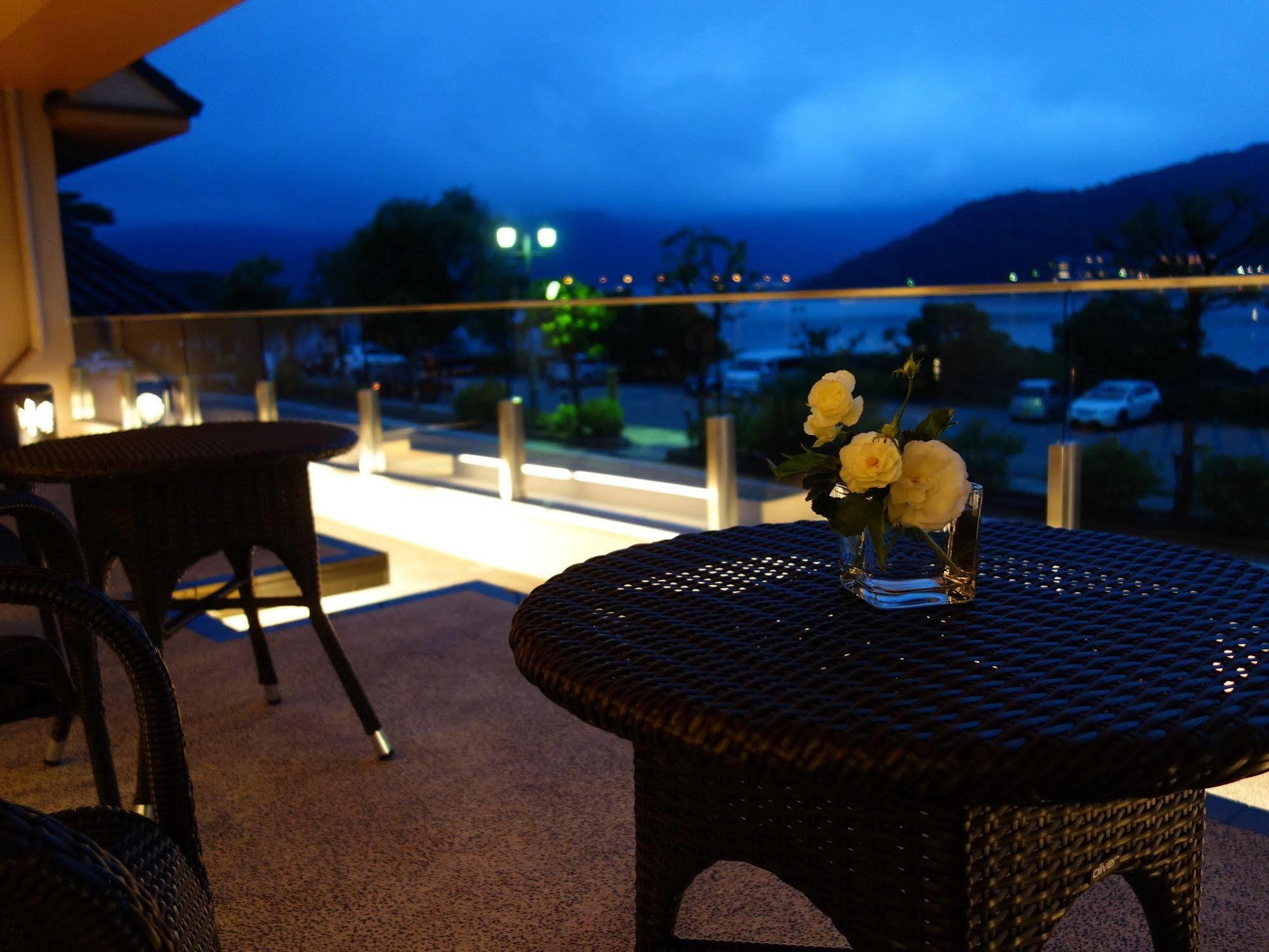Hotel Fujikawaguchiko Onsen Konanso Zewnętrze zdjęcie A balcony at night