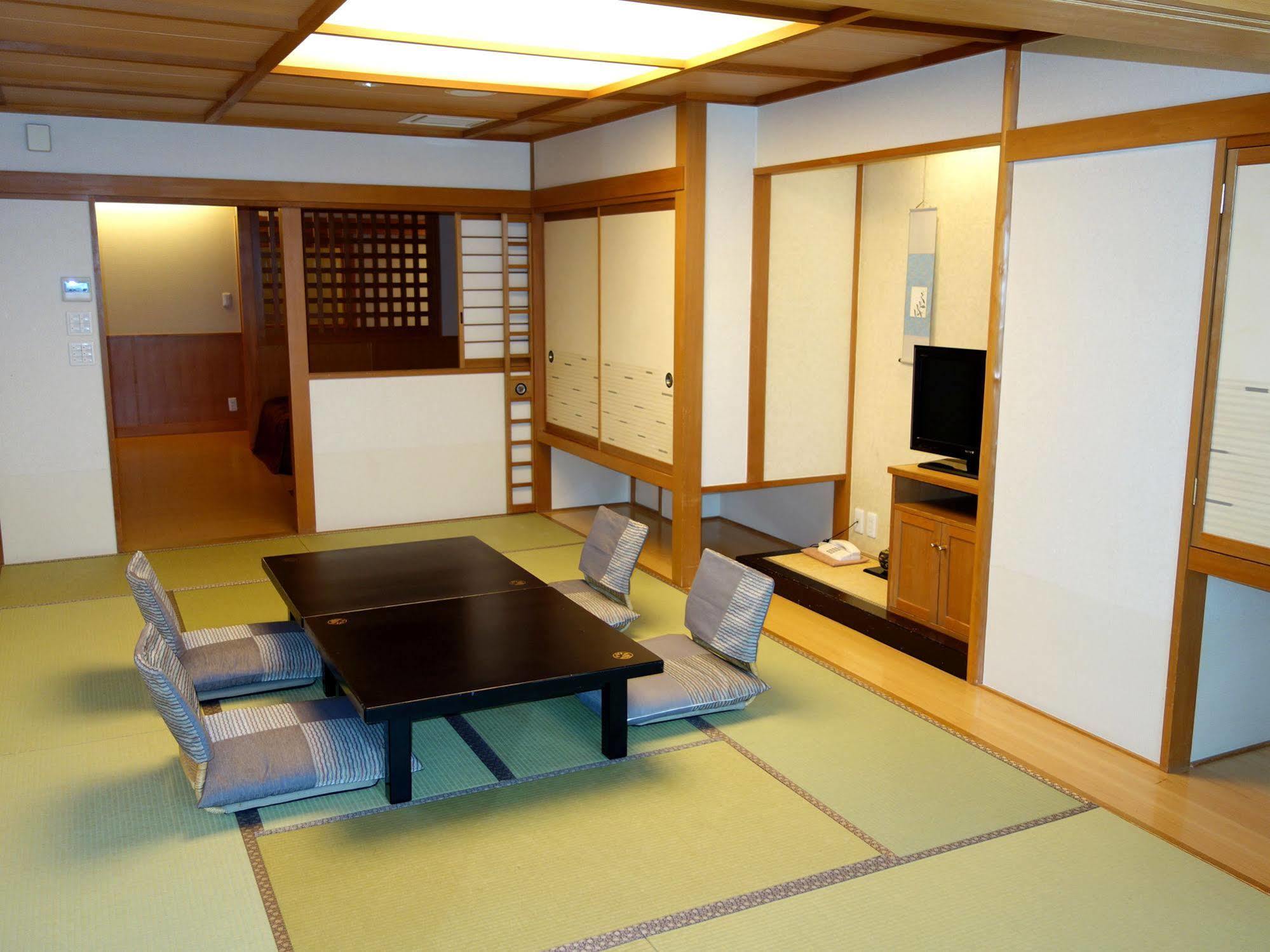 Hotel Fujikawaguchiko Onsen Konanso Zewnętrze zdjęcie A room in a ryokan